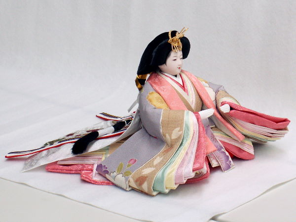 ピンクでコーディネートした豪華な雛人形三段飾りのミニ収納版