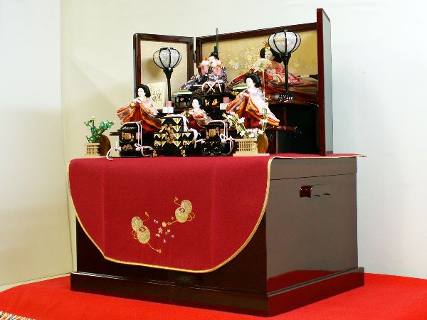 お揃いの桜柄衣装を身につけたコンパクトな雛人形収納飾り
