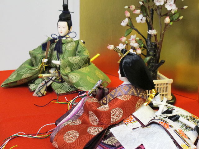 丸の鶴を衣装に織り込んだ小さい雛人形梅金屏風創作親王飾り