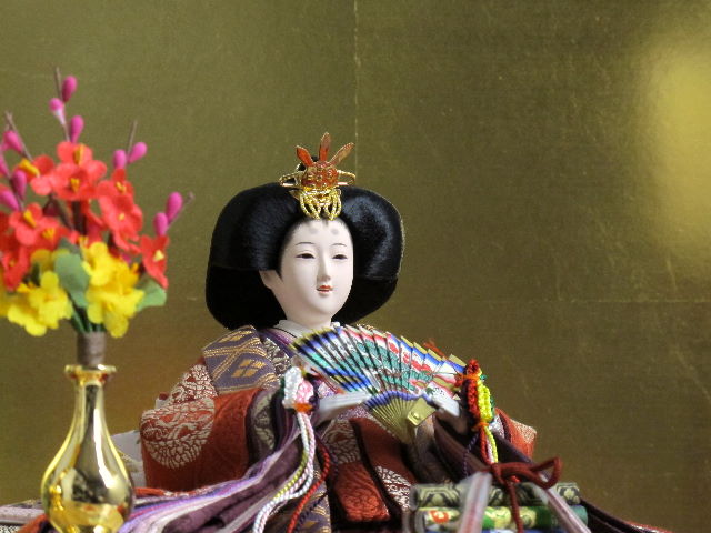 古典的な文様、丸の鶴を衣装に織り込んだ雛人形金屏風収納親王飾り