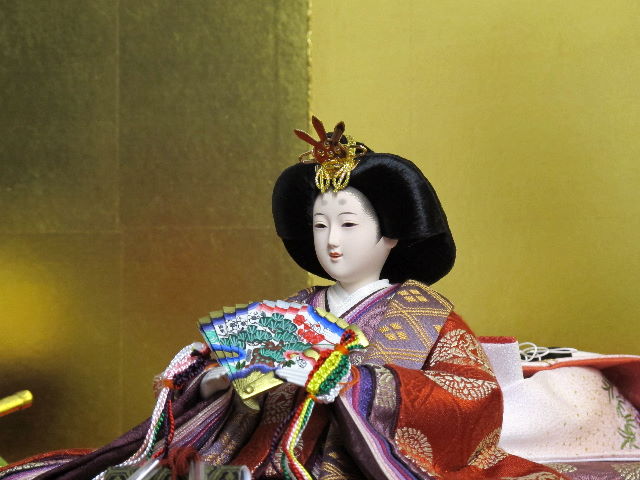 古典的な文様、丸の鶴を衣装に織り込んだ雛人形金屏風収納親王飾り