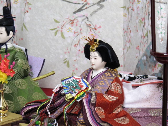 古典的な文様、丸の鶴を衣装に織り込んだ雛人形手描き桜屏風収納親王飾り