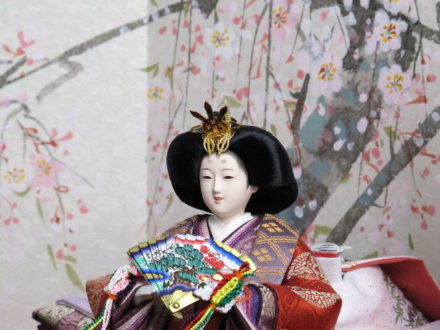 古典的な文様、丸の鶴を衣装に織り込んだ雛人形手描き桜屏風収納親王飾り