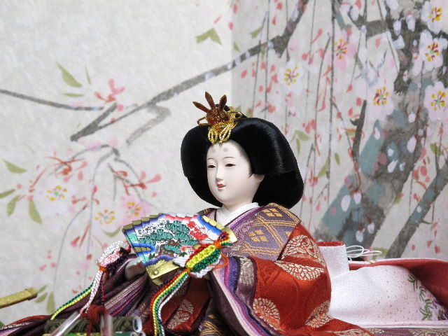 古典的な文様、丸の鶴を衣装に織り込んだ雛人形手描き桜屏風収納親王飾り