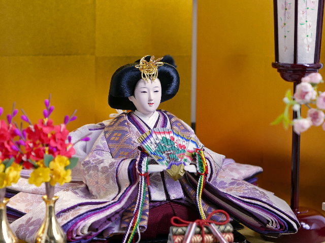 落ち着いた淡い紫桜衣装の雛人形雛人形を金屏風と黒塗り台に並べる収納飾り