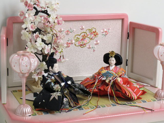 赤のお姫様と黒のお殿様の雛人形ぼかしピンク収納桜飾り