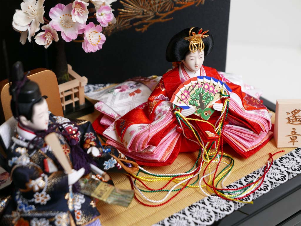 オレンジ桜花柄衣装の雛人形黒地に月と松収納飾り