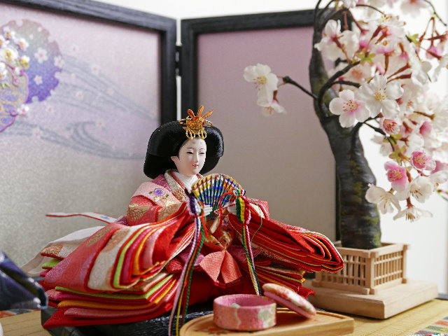 ピンクと青の有職文様衣装の雛人形雪輪刺繍桜収納飾り