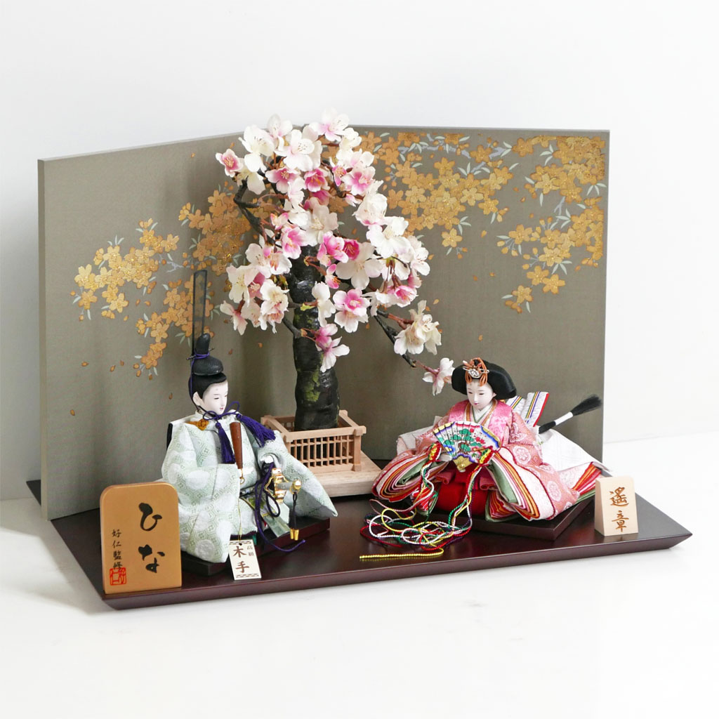 現代的な色づかいで古典文様を表現した衣装の雛人形金桜飾り