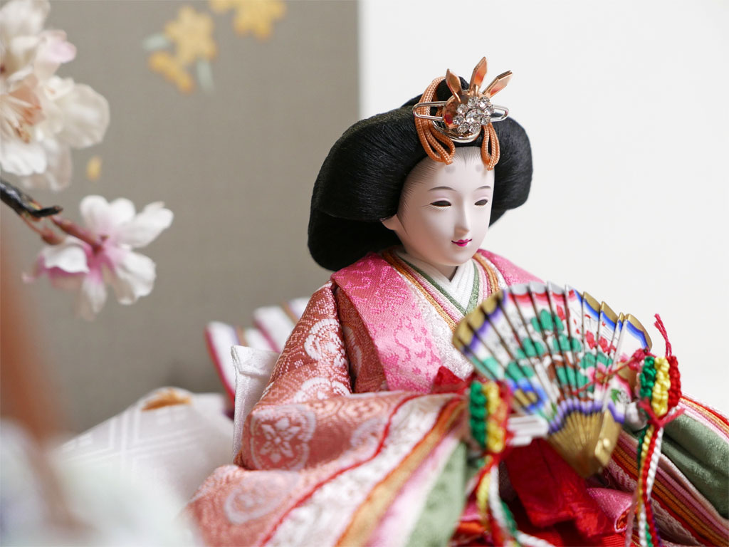 現代的な色づかいで古典文様を表現した衣装の雛人形金桜飾り