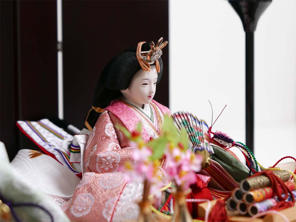 現代的な色づかいで古典文様を表現した衣装の雛人形茶塗屏風親王飾り