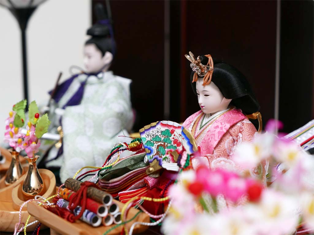 現代的な色づかいで古典文様を表現した衣装の雛人形茶塗屏風親王飾り