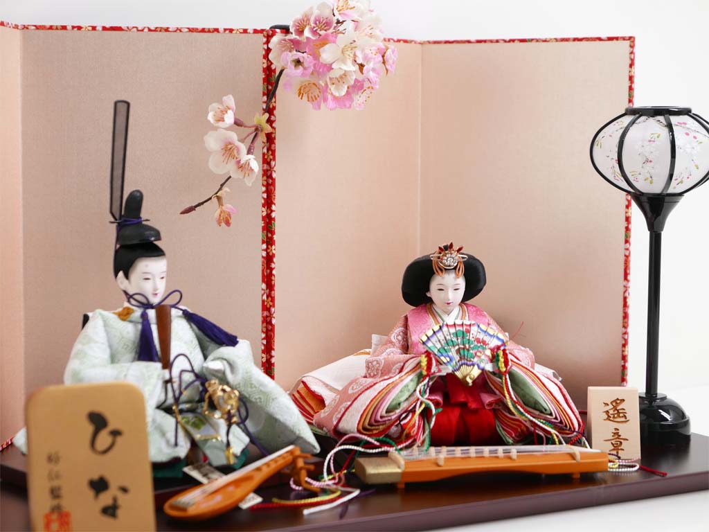 現代的な色づかいで古典文様を表現した衣装の雛人形ピンク箔雲桜親王飾り
