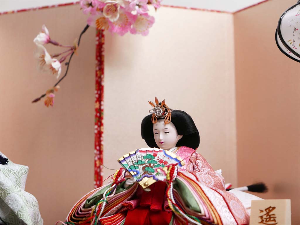 現代的な色づかいで古典文様を表現した衣装の雛人形ピンク箔雲桜親王飾り