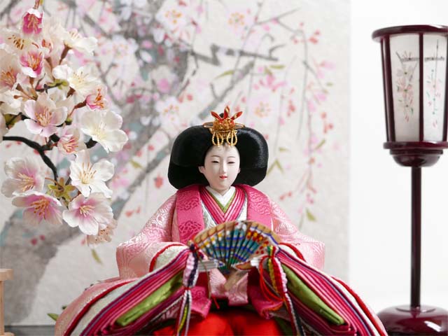 現代的な色づかいで古典文様を表現した衣装の雛人形手描き桜屏風桜親王飾り