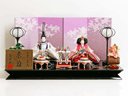 現代的な色づかいで古典文様を表現した衣装の雛人形桜柄ピンク四曲屏風親王飾り