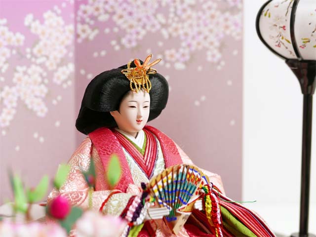 現代的な色づかいで古典文様を表現した衣装の雛人形桜柄ピンク四曲屏風親王飾り