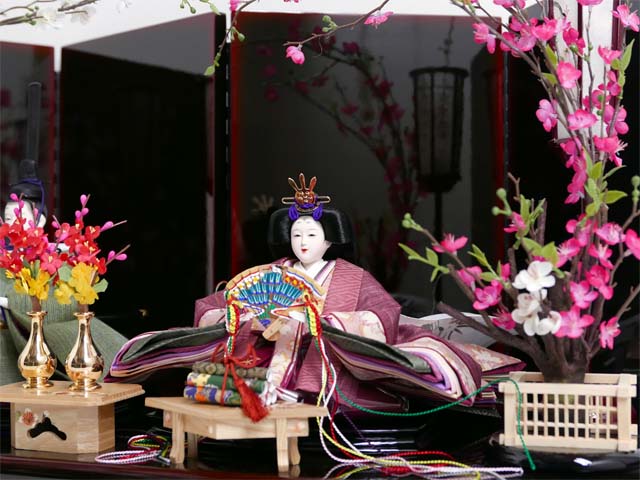 渋い色合いの紬衣装の雛人形溜塗り紅白梅親王飾り