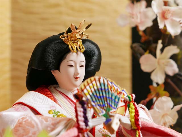 淡くてきれいな色合いの雛人形絹金包み屏風桜親王飾り
