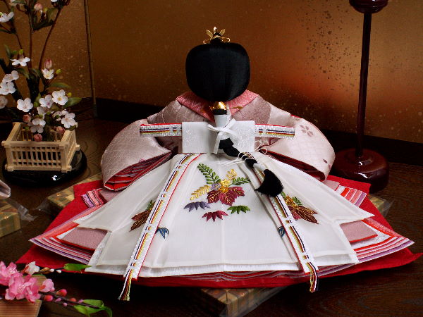 着せ付けにこだわった雛師前田ひろみ自慢の逸品。正絹帯揚げ上仕立ての優雅な創作雛人形親王飾り