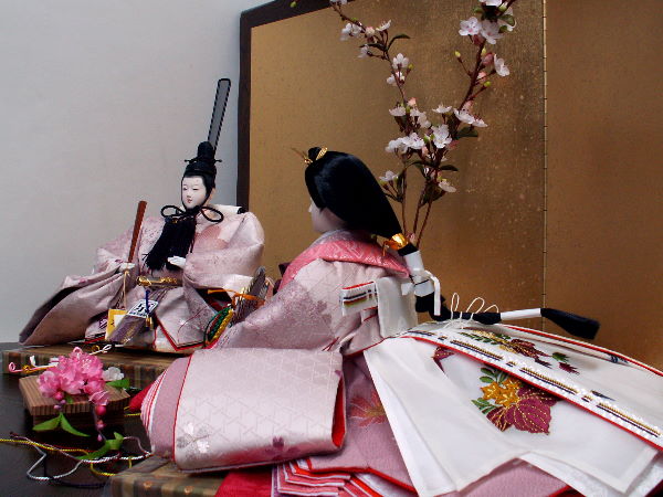 着せ付けにこだわった雛師前田ひろみ自慢の逸品。正絹帯揚げ上仕立ての優雅な創作雛人形親王飾り