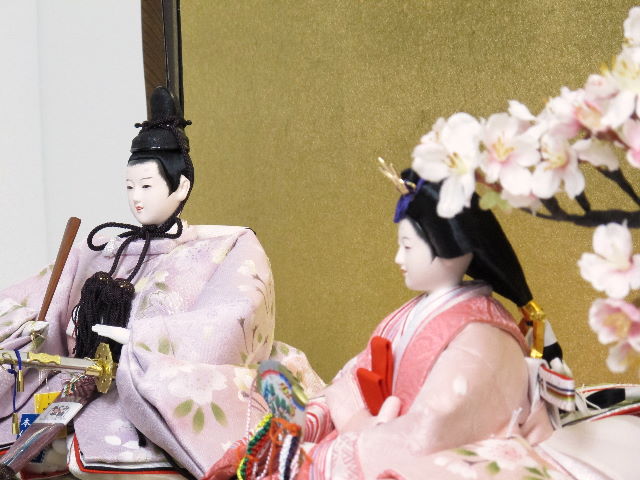 落ち着いたピンク衣装のおひめさまと藤色のお殿様を品良く現代風に飾った創作雛人形