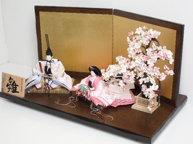 淡く清楚な色あいのおひな様を現代風で重厚に飾った創作雛人形