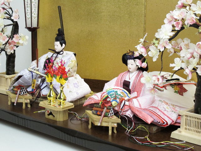 淡く清楚な色あいの雛人形の京洛桜親王飾り