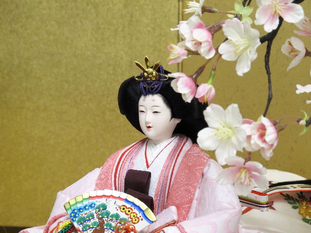 淡く清楚な色あいの雛人形の京洛桜親王飾り