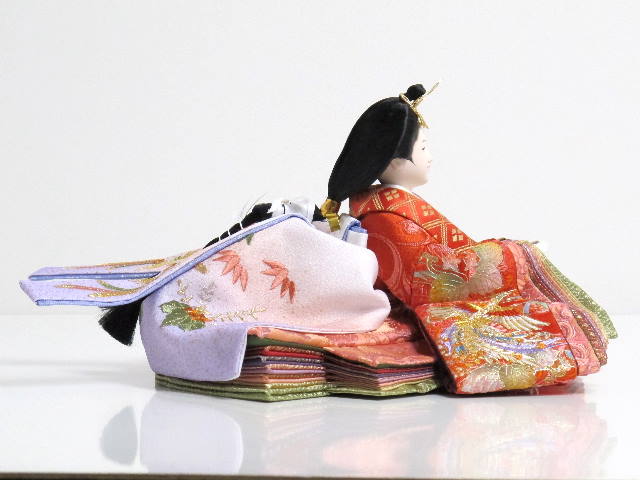 華やかな鳳凰の刺繍が特徴の雛人形