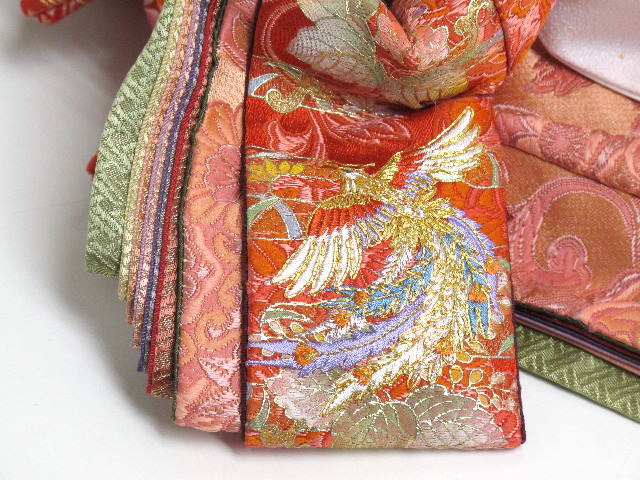 華やかな鳳凰の刺繍が特徴の雛人形