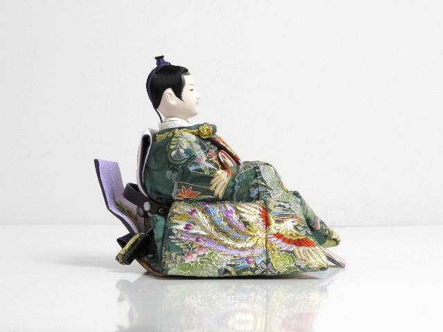 華やかな鳳凰の刺繍が特徴の雛人形