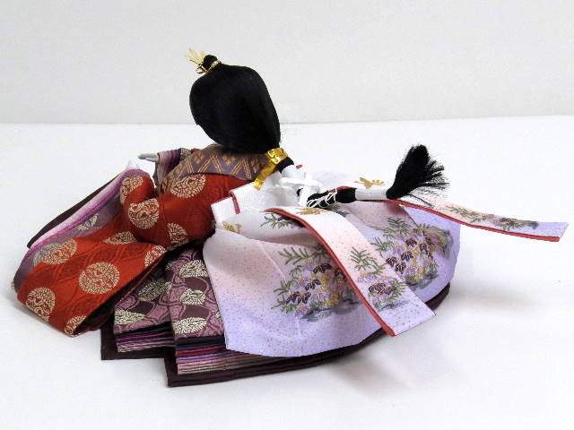 古典的な文様、丸の鶴を衣装に織り込んだ雛人形親王飾り