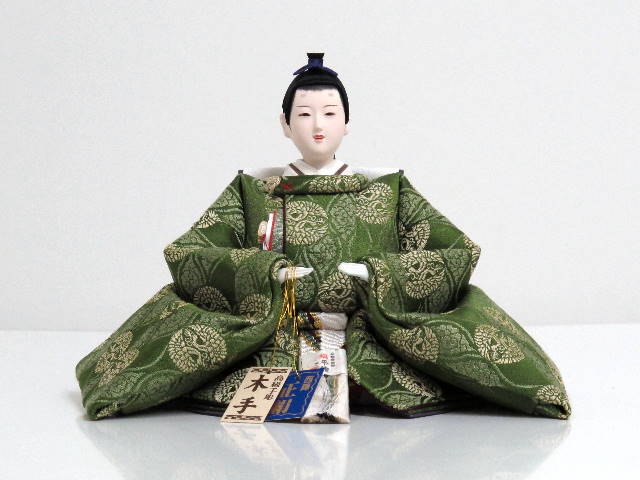 嫁入り道具と飾る古典的な丸の鶴文様雛人形