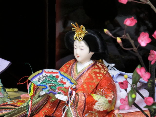 華やかな鳳凰の刺繍が特徴の雛人形溜塗り紅白梅親王飾り