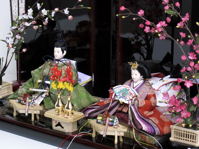 古典的な文様、丸の鶴を衣装に織り込んだ雛人形溜塗り紅白梅親王飾り