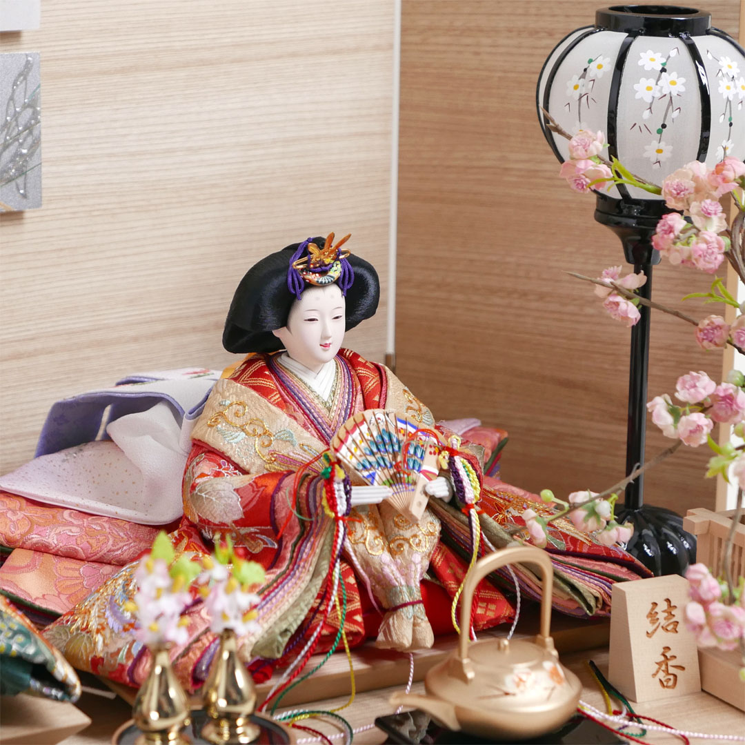 華やかな鳳凰の刺繍が特徴の雛人形ナチュラル木目屏風桃花親王飾り