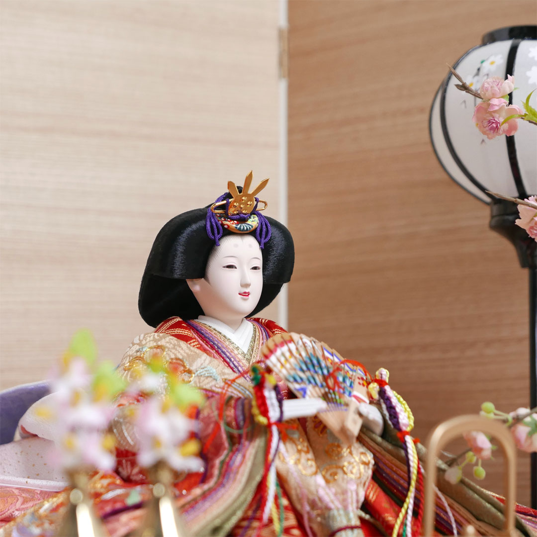 華やかな鳳凰の刺繍が特徴の雛人形ナチュラル木目屏風桃花親王飾り