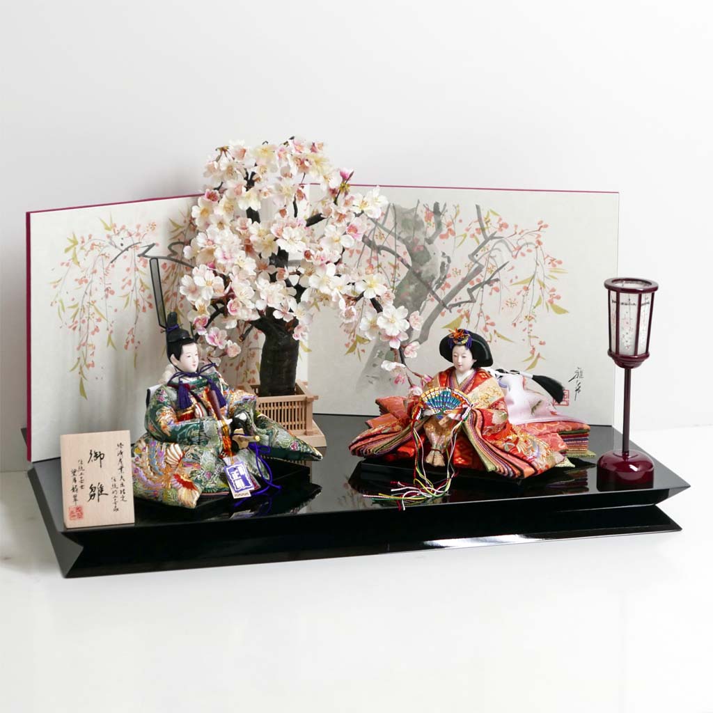 華やかな鳳凰の刺繍が特徴の雛人形手描き桜屏風大桜親王飾り