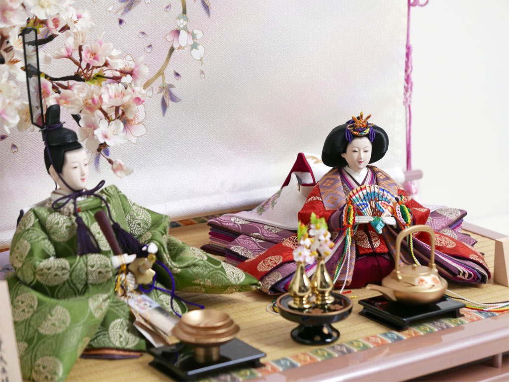 古典的な文様、丸の鶴を衣装に織り込んだ雛人形金彩桜ぼかし几帳親王飾り