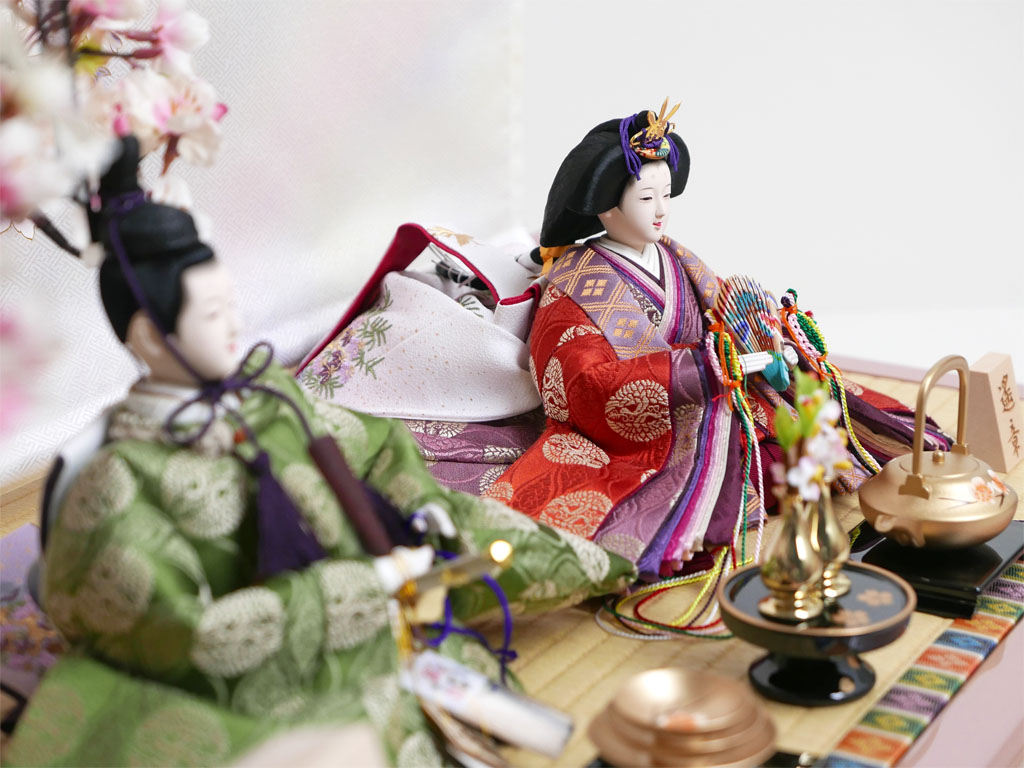古典的な文様、丸の鶴を衣装に織り込んだ雛人形金彩桜ぼかし几帳親王飾り