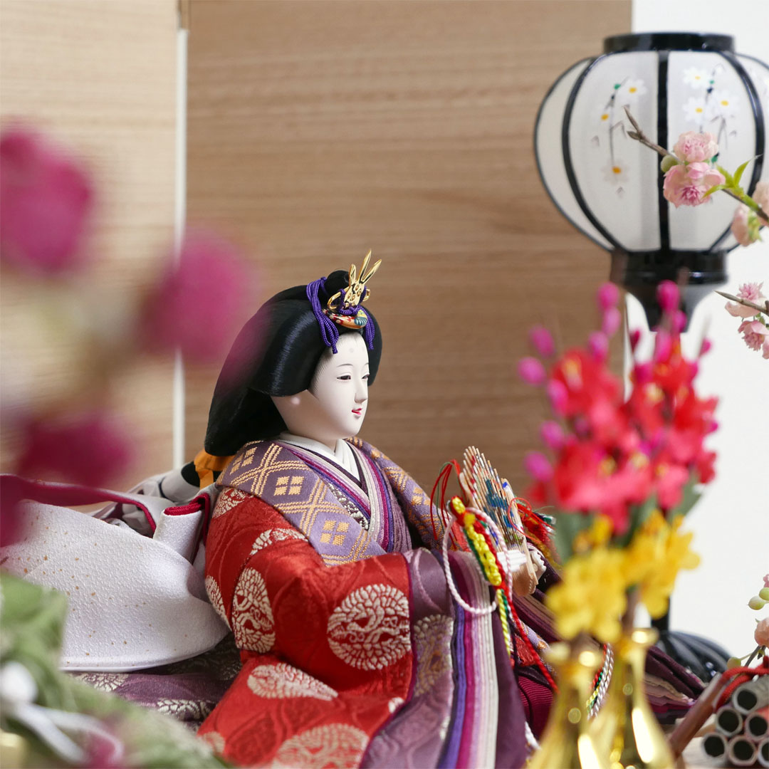 古典的な文様、丸の鶴を衣装に織り込んだ雛人形ナチュラル木目屏風桃花親王飾り