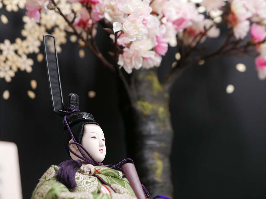 古典的な文様、丸の鶴を衣装に織り込んだ雛人形金桜屏風大桜親王飾り