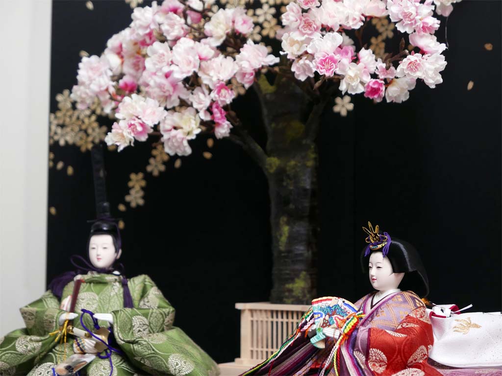 古典的な文様、丸の鶴を衣装に織り込んだ雛人形金桜屏風大桜親王飾り