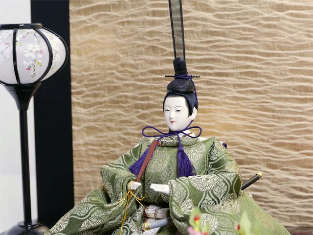 丸の鶴を衣装に織り込んだ雛人形絹金包み屏風巻物親王飾り