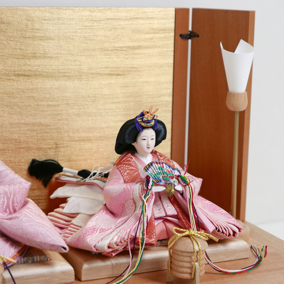 ピンク有職文様衣装の雛人形木目金刺繍屏風親王飾り