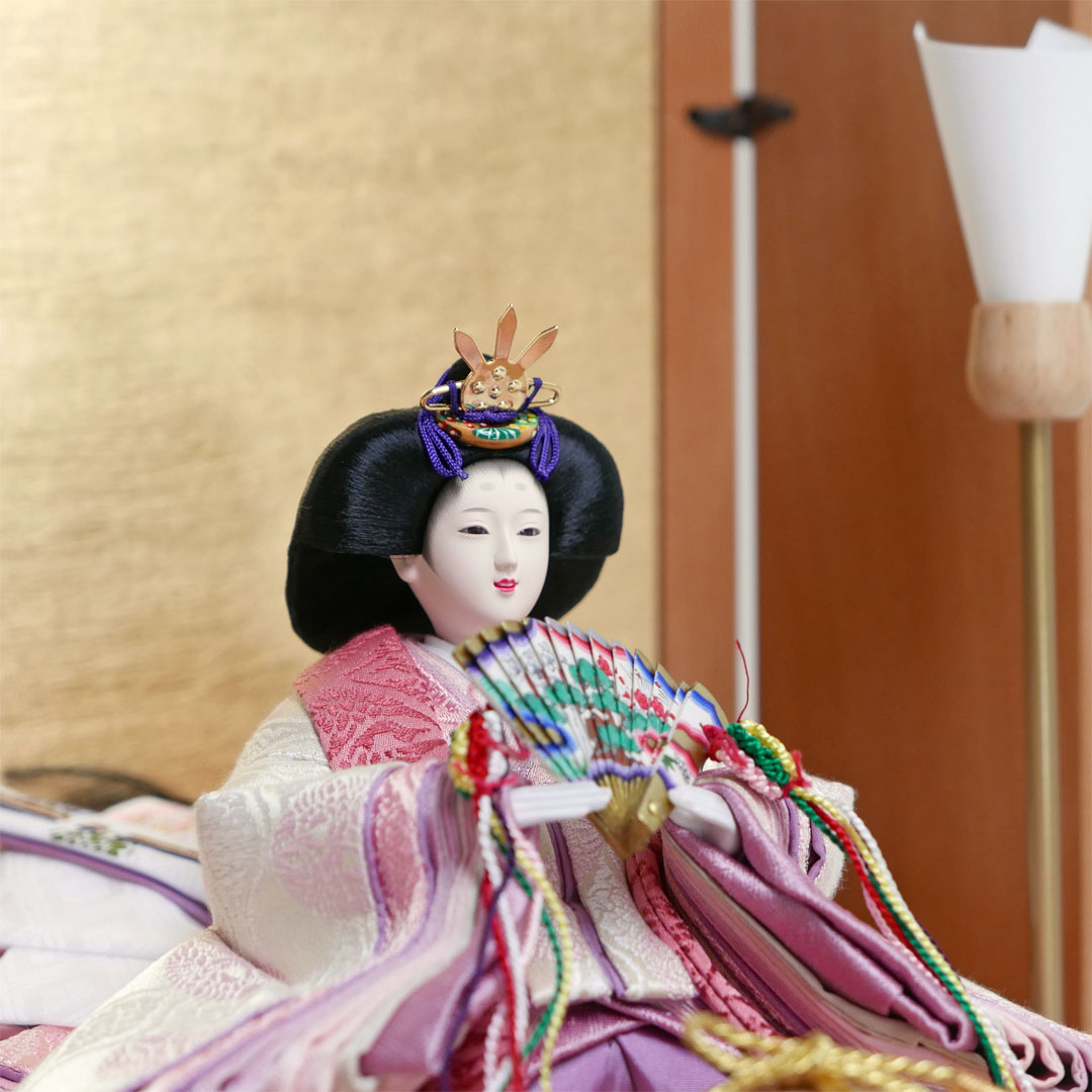 現代的な色づかいで古典文様を表現した衣装の雛人形木目金刺繍屏風親王飾り