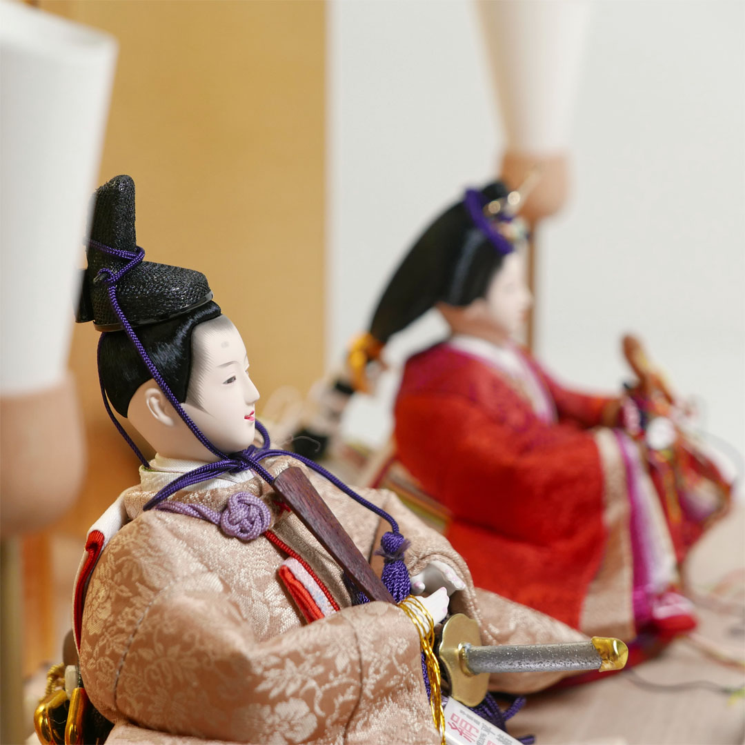 望月龍翠作 朱色と黄土色衣装の雛人形栓金屏風親王飾り