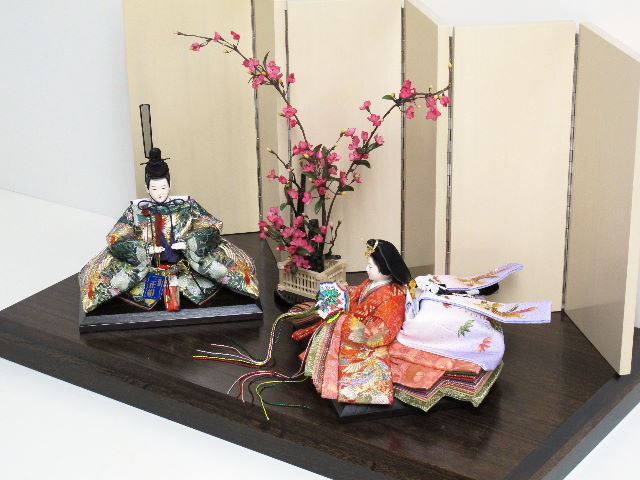 華やかな鳳凰の刺繍が特徴の雛人形の紅梅創作飾り