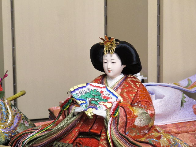 華やかな鳳凰の刺繍が特徴の雛人形の紅白梅親王飾り